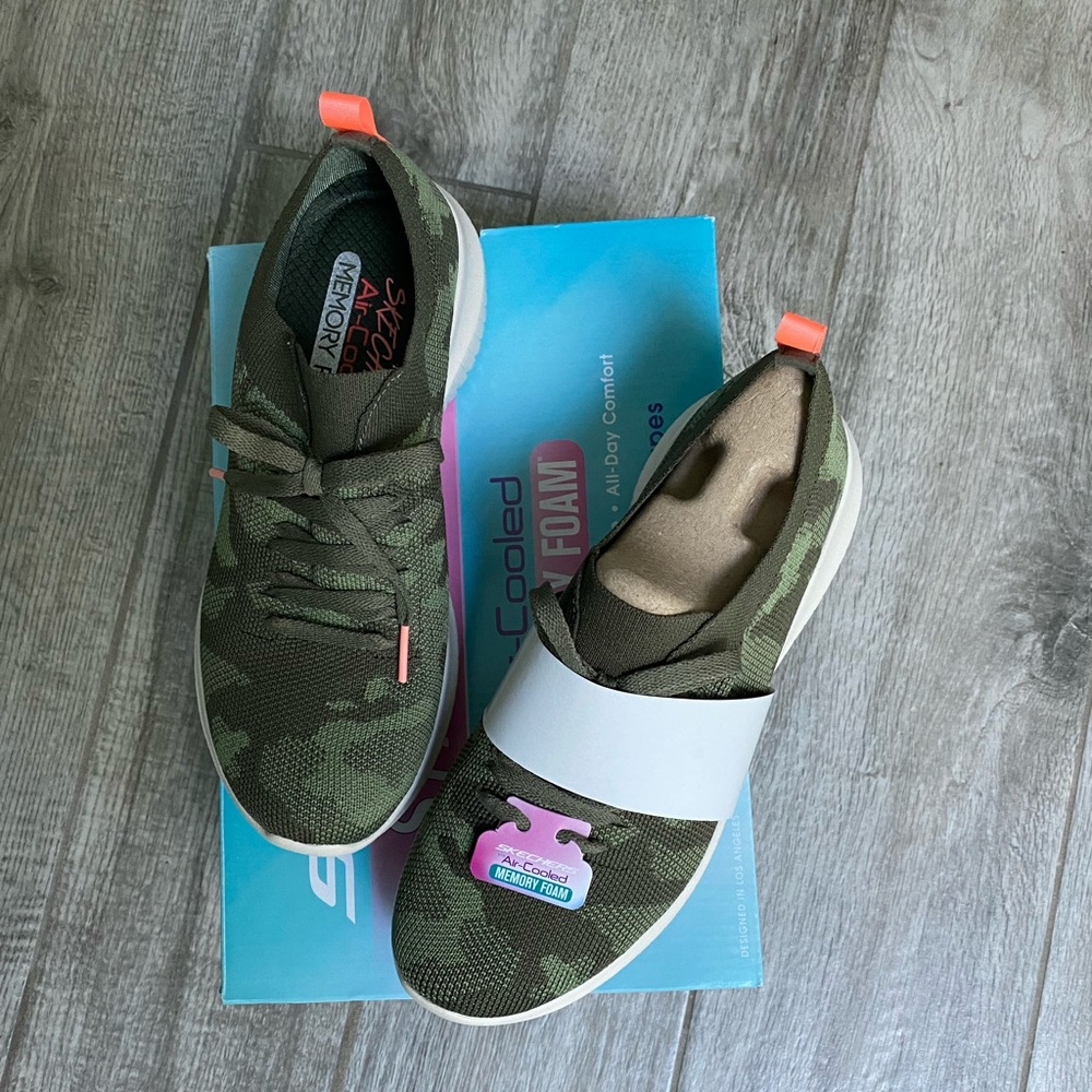 Skechers Ultra-Flex Slip On Shoes, Size 6.5